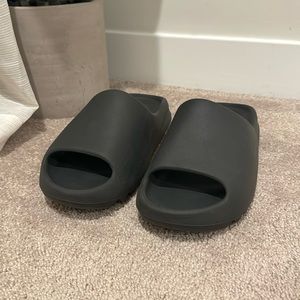Yeezy slides adidas men size 10